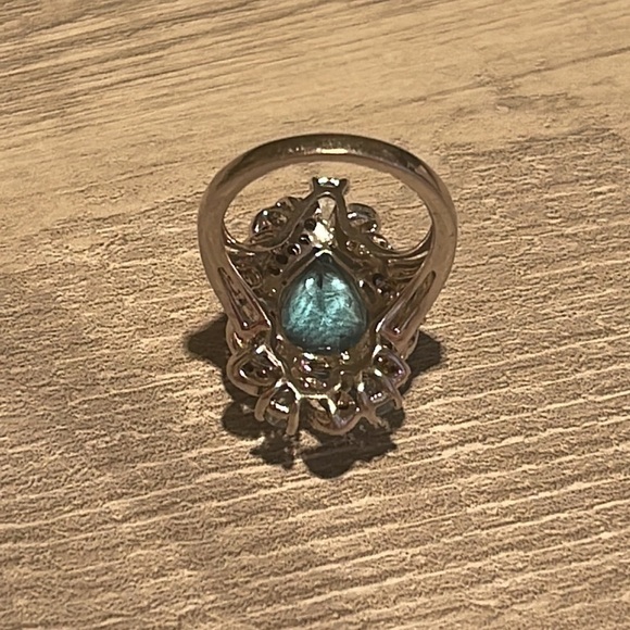 Gorgeous Silver Topaz Cocktail Ring. - Picture 4 of 6